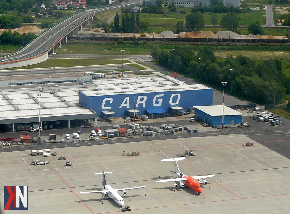 Zdjęcie przedstawia nowoczesne biuro projektu Centralnego Portu Komunikacyjnego, gdzie podpisano trzecią umowę na obsługę ładunków i służby kontrolne w strefie cargo lotniska Port Polska. Zespół Industria Project pracuje nad kompleksową dokumentacją, która przyczyni się do rozwoju przyszłej infrastruktury lotniczej.