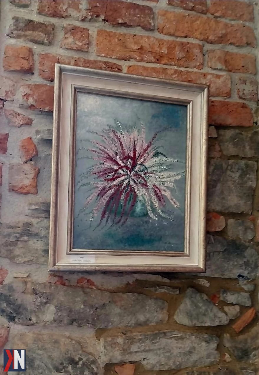 "Stylowy miszmasz Color Art Poland w Lanckoronie – połączenie malarstwa, mody i świętojańskiej energii. Urokliwe drewniane domy na wzgórzu, brukowany rynek oraz artystyczna atmosfera regionu łódzkiego, gdzie można poczuć magię lokalnego rękodzieła i inspirujących twórców."