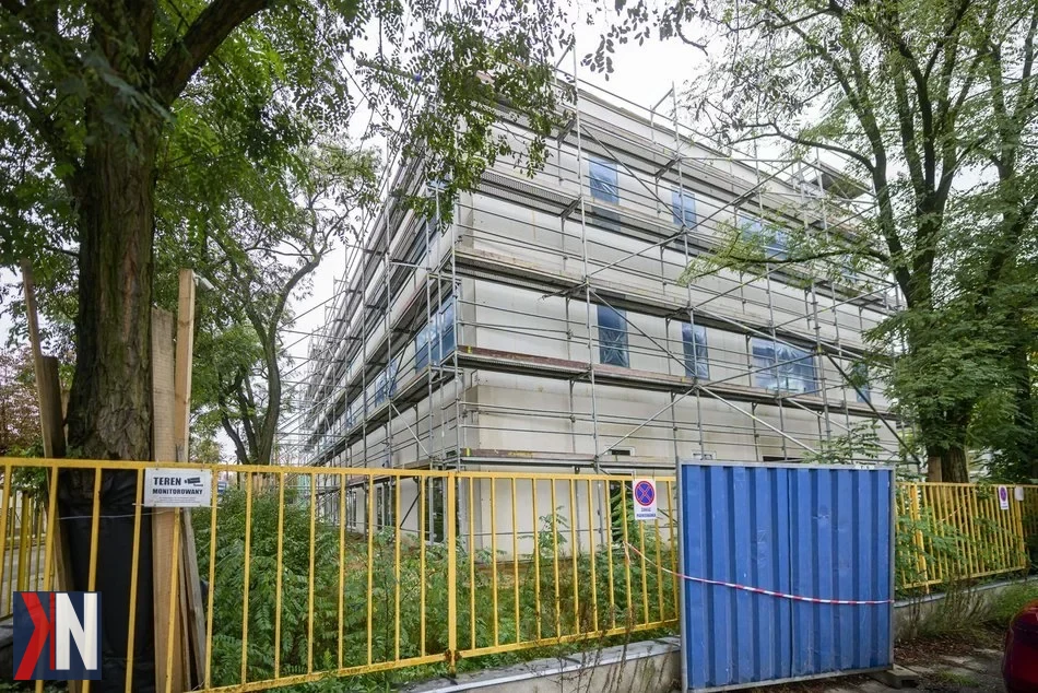 Zdjęcie przedstawia nowoczesne budynki szkół i przedszkoli w Łodzi, symbolizujące znaczące inwestycje miasta w edukację. Łódź przeznacza 250 mln zł na rozbudowę placówek edukacyjnych, budowę hal sportowych oraz modernizację infrastruktury, co wpływa na rozwój lokalnej społeczności.