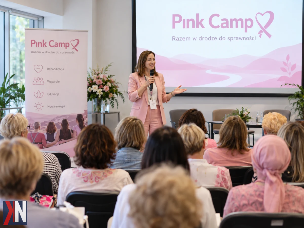 Grupa kobiet uczestniczy w Pink Camp w Ustroniu, angażując się w rekreacyjne zajęcia i terapie wspierające ich powrót do sprawności po leczeniu onkologicznych. Całkowicie zrozumiali w obliczu trudności, dzielą się wsparciem i siłą, budując nową jakość życia po zakończeniu terapii.