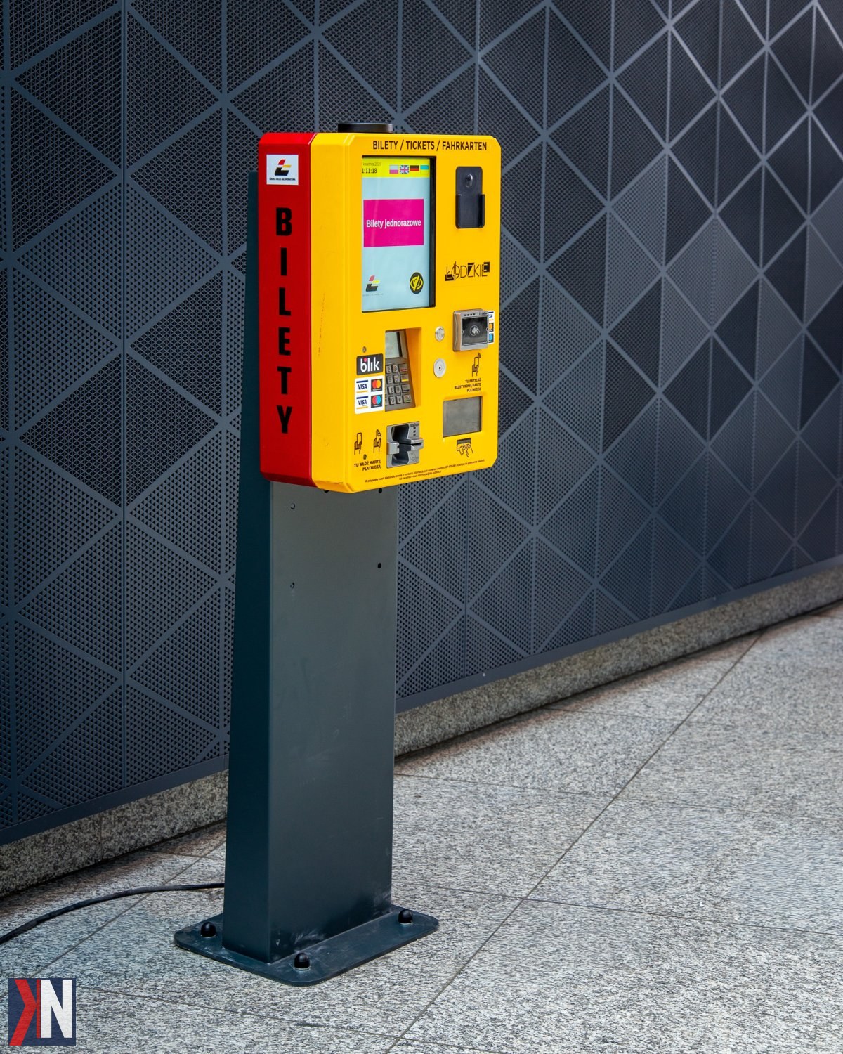 "Nowe biletomaty Łódzkiej Kolei Aglomeracyjnej na stacjach: Łódź Fabryczna, Widzew, Żabieniec, Koluszki oraz Sieradz. Płatność wyłącznie bezgotówkowa, ułatwiająca zakup biletów dla pasażerów."