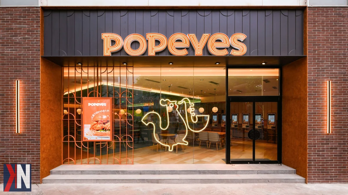 Alternatywny tekst (ALT) dla zdjęcia: "Popeyes otwiera drugi lokal w Łodzi, przyspieszając ekspansję w Polsce - amerykańska sieć restauracji z kurczakiem. W tle widać charakterystyczną fasadę nowej restauracji.