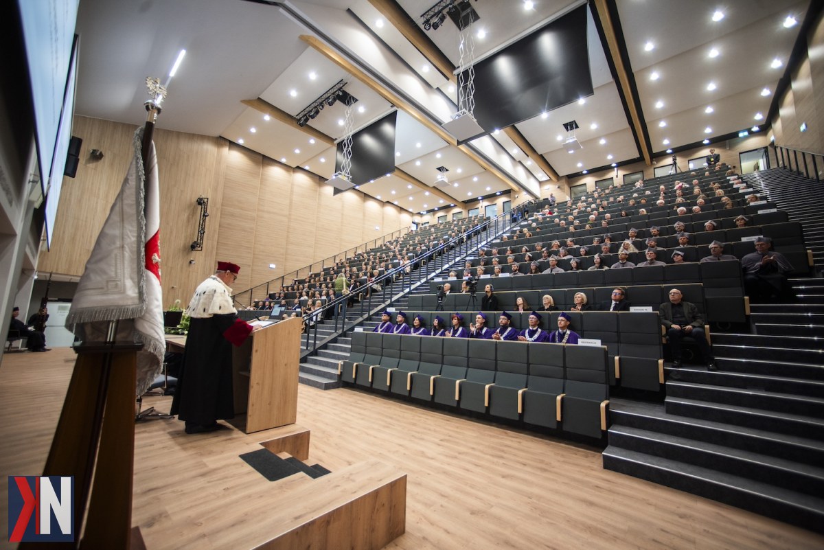 "Zdjęcie przedstawia kampus Politechniki Łódzkiej w okresie rekrutacji 2026, gdzie uczelnia oferuje ponad 4,5 tys. miejsc na 65 kierunkach studiów, w tym nowy kierunek – bioinżynierię dla zrównoważonego rozwoju."