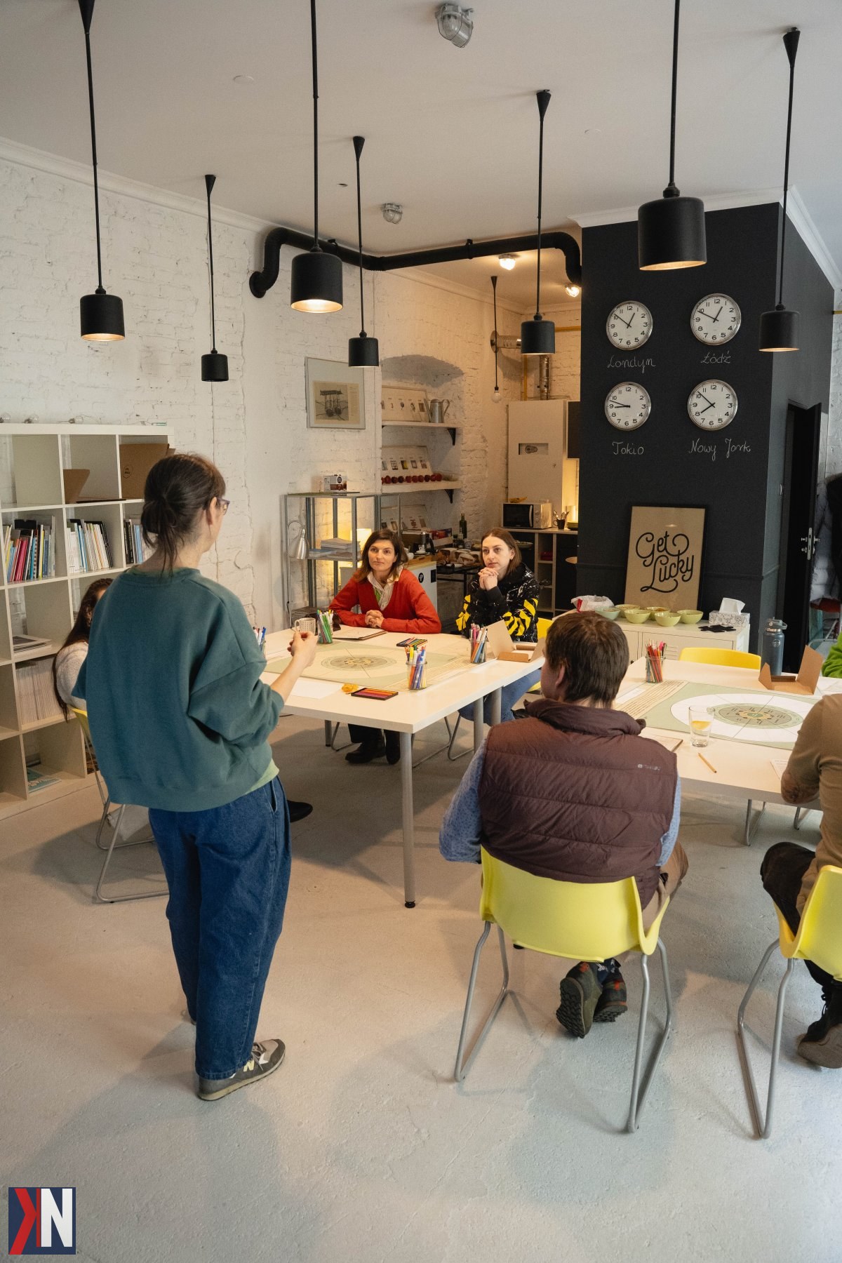 "Para Łodzian – Maciek i Maja – na tle zielonego parku, promujący metodę PRObeing, która pomaga znaleźć równowagę w szybkim świecie. Ich inicjatywa zachęca do refleksji i zatrzymania się w codziennym pośpiechu."