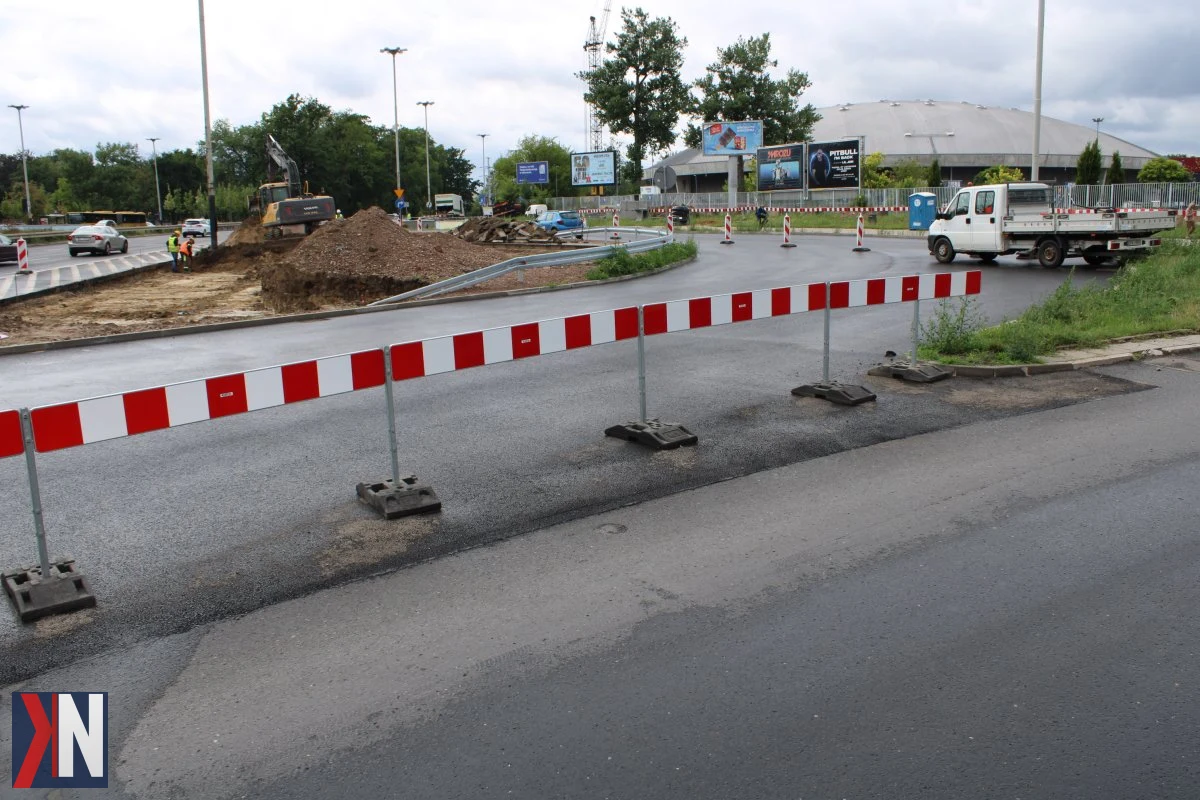 "Budowa Komory Szlakowej K5 przy Atlas Arenie - zdjęcie pokazujące plac budowy, gdzie trwają intensywne prace przygotowawcze do nowej inwestycji. Zmiany w infrastrukturze pod Bandurskiego mają na celu poprawę komunikacji w Łodzi, co jest istotne dla kierowców jadących w stronę Retkini."