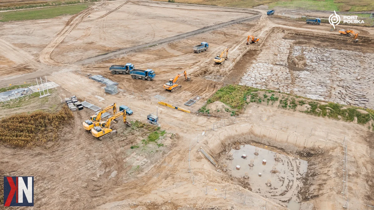 Zdjęcie przedstawiające proces próbnego palowania pod terminal pasażerski na terenie przyszłego lotniska Port Polska. W ramach projektu wykonano 94 pale, sięgające nawet 30 metrów w głąb gruntu, które są obecnie testowane pod kątem obciążenia.
