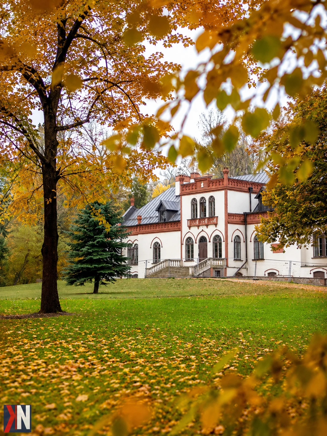 Widok na dynamicznie rozwijającą się infrastrukturę w Ujeździe: wizualizacja nowych mieszkań, stadionu, centrum ratowniczego oraz obiektów kulturalnych. Inwestycje o wartości 50 mln zł przyczynią się do rozwoju gminy, poprawiając jakość życia mieszkańców.