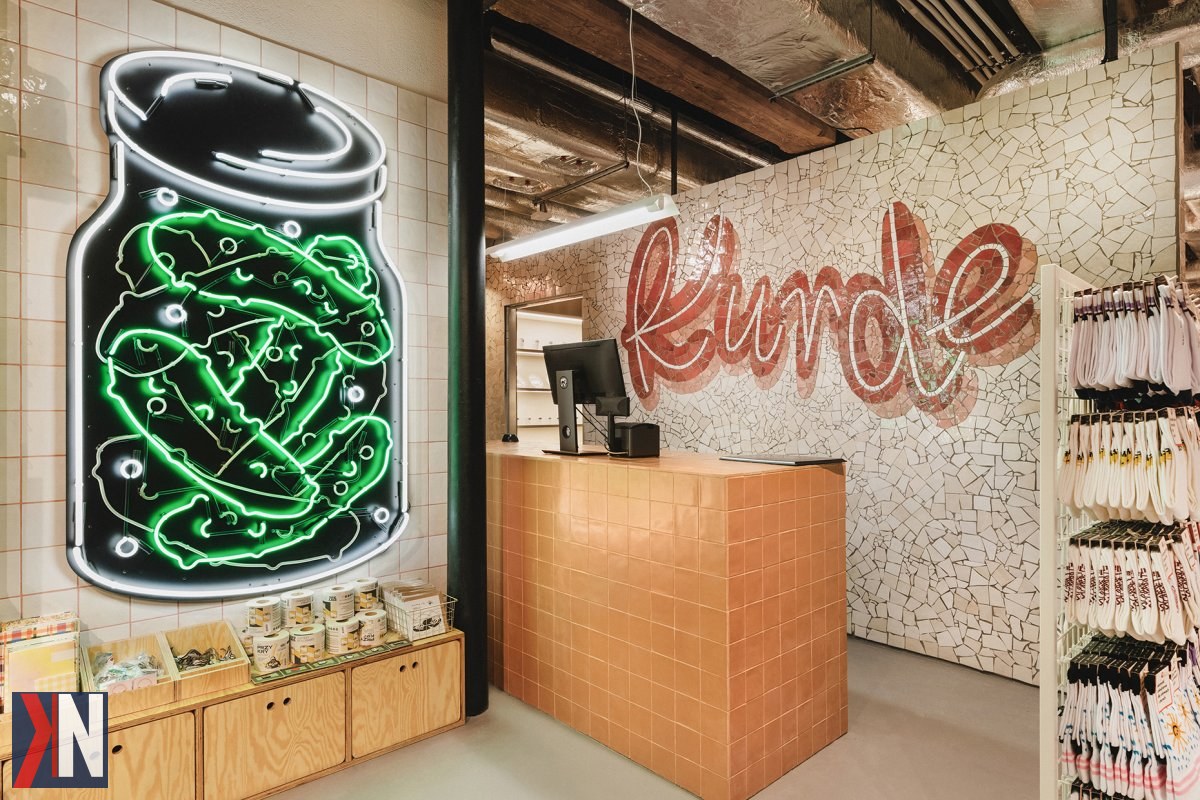 **ALT:** Zdjęcie przedstawia Macieja Lebiedowicza, współwłaściciela marki odzieżowej i kawiarni "Pan tu nie stał", w jego przytulnej kawiarni na OFF Piotrkowska. Rozmowa o historii i zadowoleniu klientów w atmosferze kreatywności i pasji.