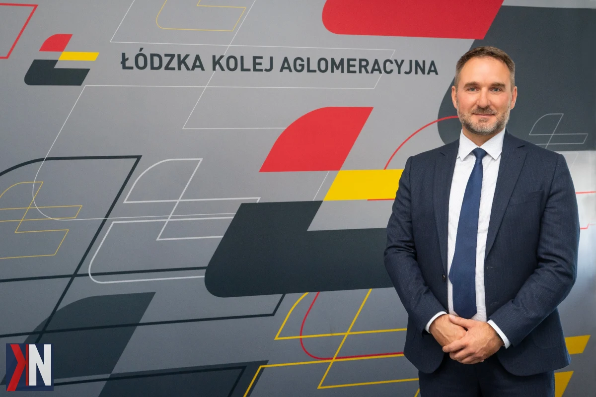 "Maciej Sobieraj podczas konferencji prasowej na temat Łódzkiej Kolei Aglomeracyjnej, omawiający rosnącą liczbę pasażerów oraz nowe połączenia transportowe, które łączą region i wspierają rozwój komunikacji w województwie łódzkim."