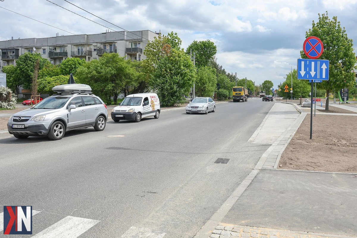 "Zdjęcie przedstawia ulicę Zakładową na Widzewie, której odcinek od Hetmańskiej do Transmisyjnej zostanie otwarty w niedzielę 17 maja, co zakończy dotychczasowe utrudnienia w ruchu. Mieszkańcy Olechowa będą mogli ponownie cieszyć się swobodnym przejazdem."