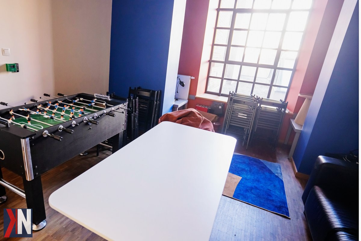 "Zdjęcie przedstawia nowoczesne wnętrze SkyHUB, które właśnie przechodzi ostatnie prace wykończeniowe. Wkrótce odnowione przestrzenie będą gotowe na przyjęcie przedsiębiorców, oferując nowoczesne możliwości szkoleniowe i networkingowe."