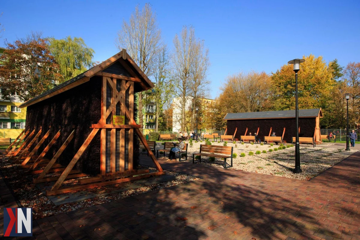 "Łódź, maj 2023 - tężnie solankowe i fontanny w parkach tętnią życiem po majówce, zapraszając mieszkańców do relaksu i korzystania z dobrodziejstw miejskiej infrastruktury wodnej."