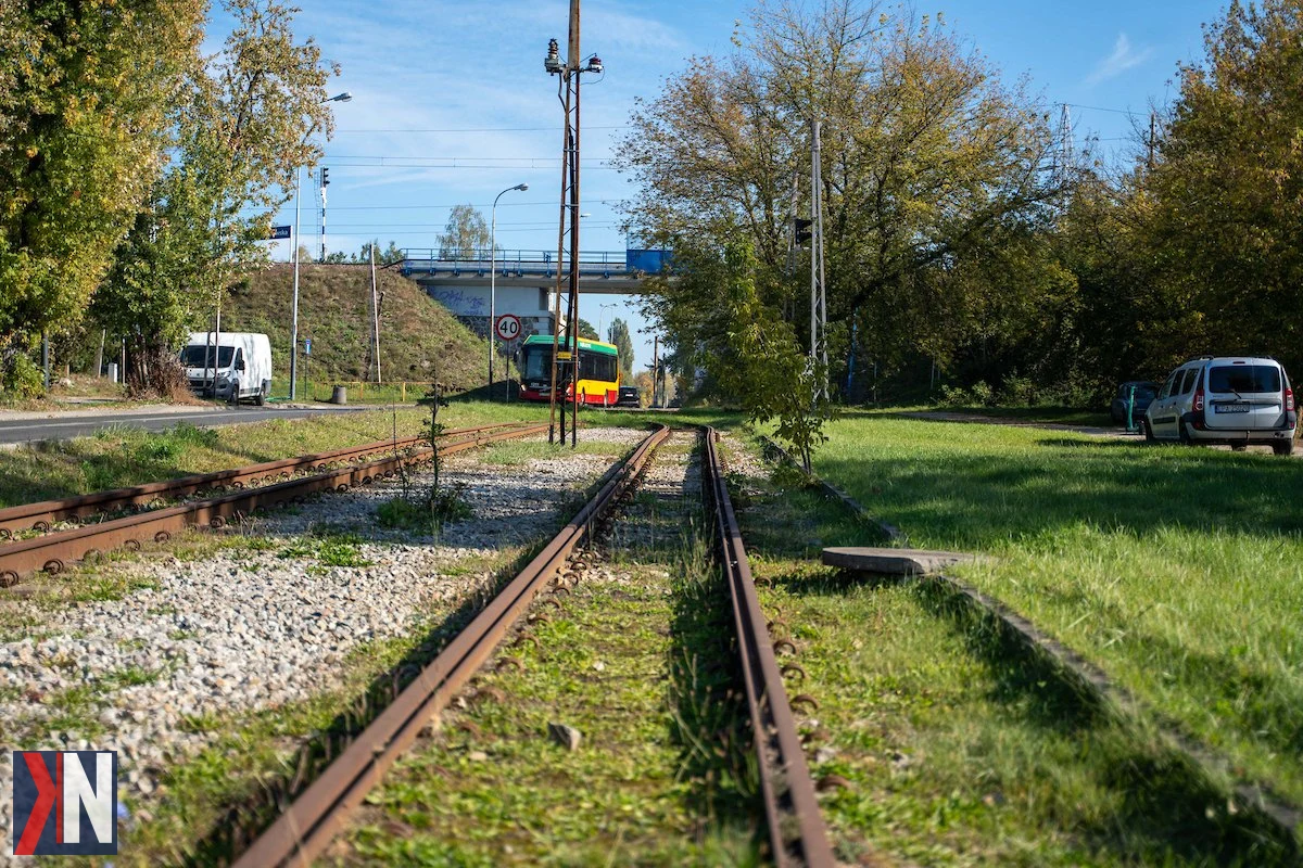 Tramwaj w Łodzi na trasie do Arturówka i Lasu Łagiewnickiego, symbolizujący nową inwestycję wartą 83 mln zł, która przywróci komunikację z popularnymi terenami rekreacyjnymi miasta. Na zdjęciu widać tramwaj na tle zieleni, co podkreśla połączenie miejskiego transportu z naturą.