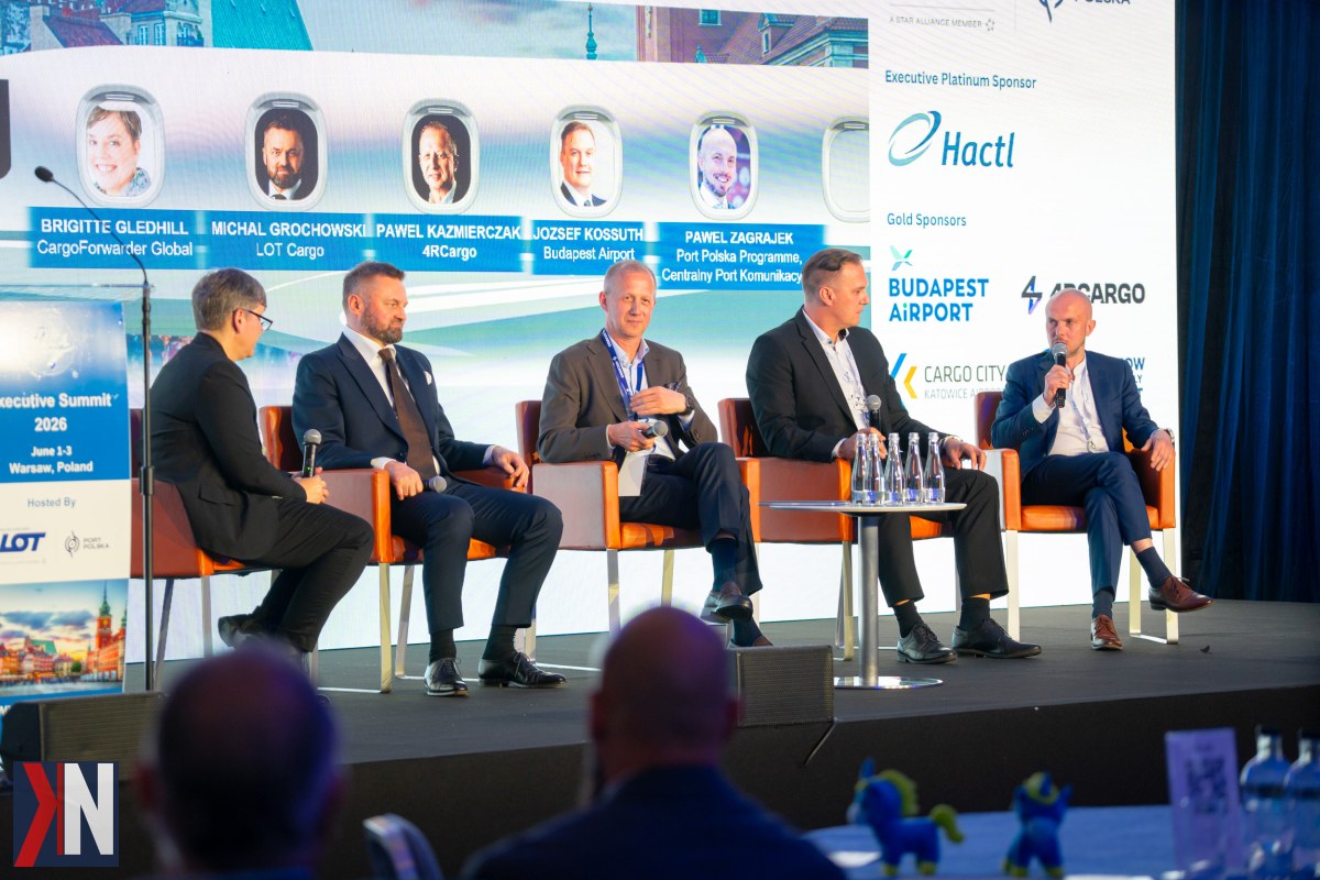 "Zdjęcie przedstawia Warszawę, gdzie odbywa się TIACA Executive Summit 2023 - światowe wydarzenie branży cargo lotniczego, przyciągające liderów z całego świata. W tle widoczny projekt Cargo City oraz ambicje Portu Polska, symbolizujące rozwój i innowacje w sektorze transportu lotniczego."