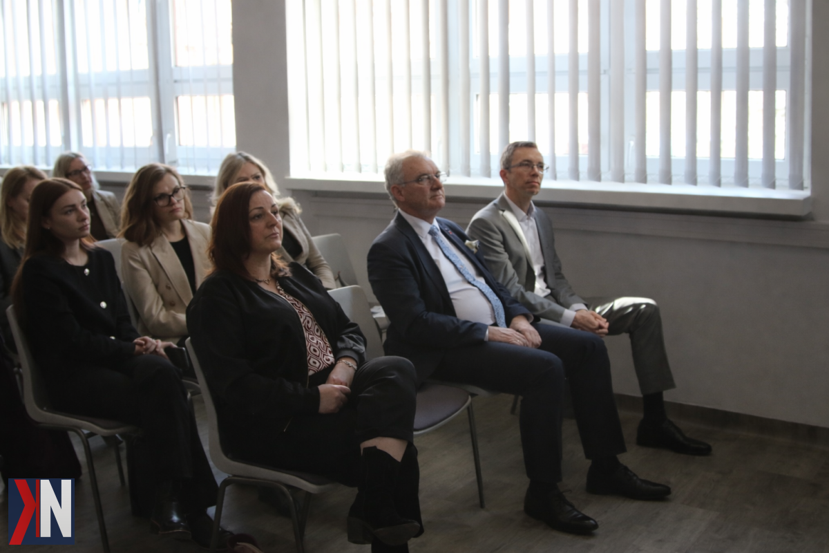 "Zabytkowy krajobraz Łodzi, przedstawiający dynamiczny rozwój miasta przed rewolucją, z pociągiem szybkiej kolei symbolizującym nowoczesność i transformację gospodarczą. W tle widoczne przemysłowe budynki, które ilustrują stabilny rozwój regionu oraz jego potencjał jako centrum logistycznego i przemysłowego."