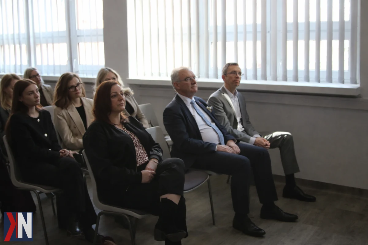 "Zabytkowy krajobraz Łodzi, przedstawiający dynamiczny rozwój miasta przed rewolucją, z pociągiem szybkiej kolei symbolizującym nowoczesność i transformację gospodarczą. W tle widoczne przemysłowe budynki, które ilustrują stabilny rozwój regionu oraz jego potencjał jako centrum logistycznego i przemysłowego."