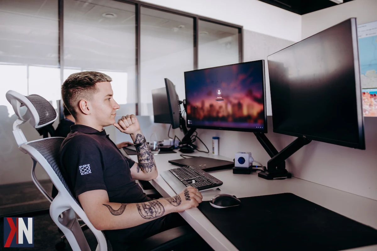 "Centrum Monitoringu Nomad Electric Services w Łodzi, odpowiedzialne za nadzorowanie 2,5 GW mocy z farm fotowoltaicznych i magazynów energii w całej Europie, intensywnie monitoruje zieloną energię, zapewniając efektywne zarządzanie pracą instalacji przez całą dobę."