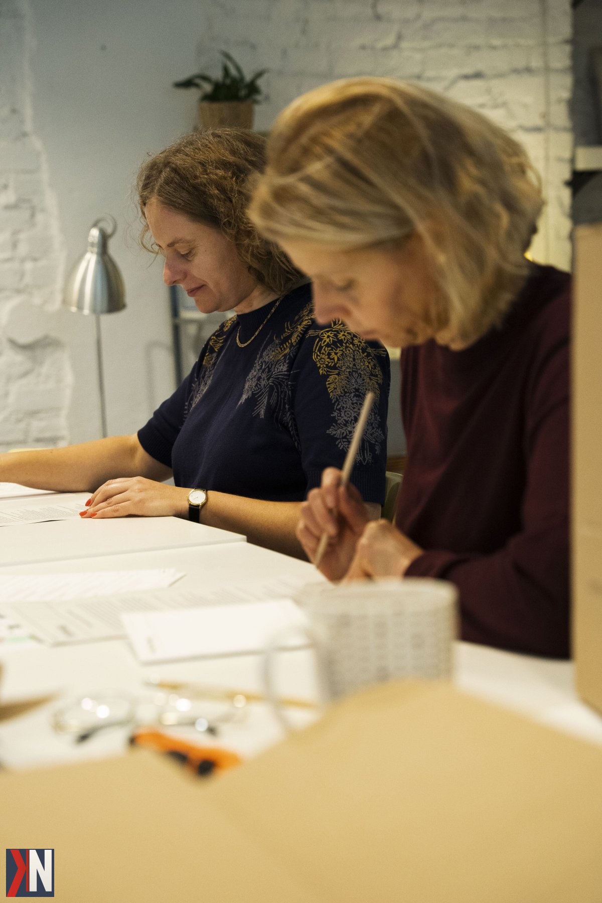 ALT: "Łodzianie Maciek i Maja, twórcy metody PRObeing, prezentują swoje podejście do szukania równowagi w zaganianym świecie, stoimy w parku z uśmiechami, symbolizując spokój i harmonię."