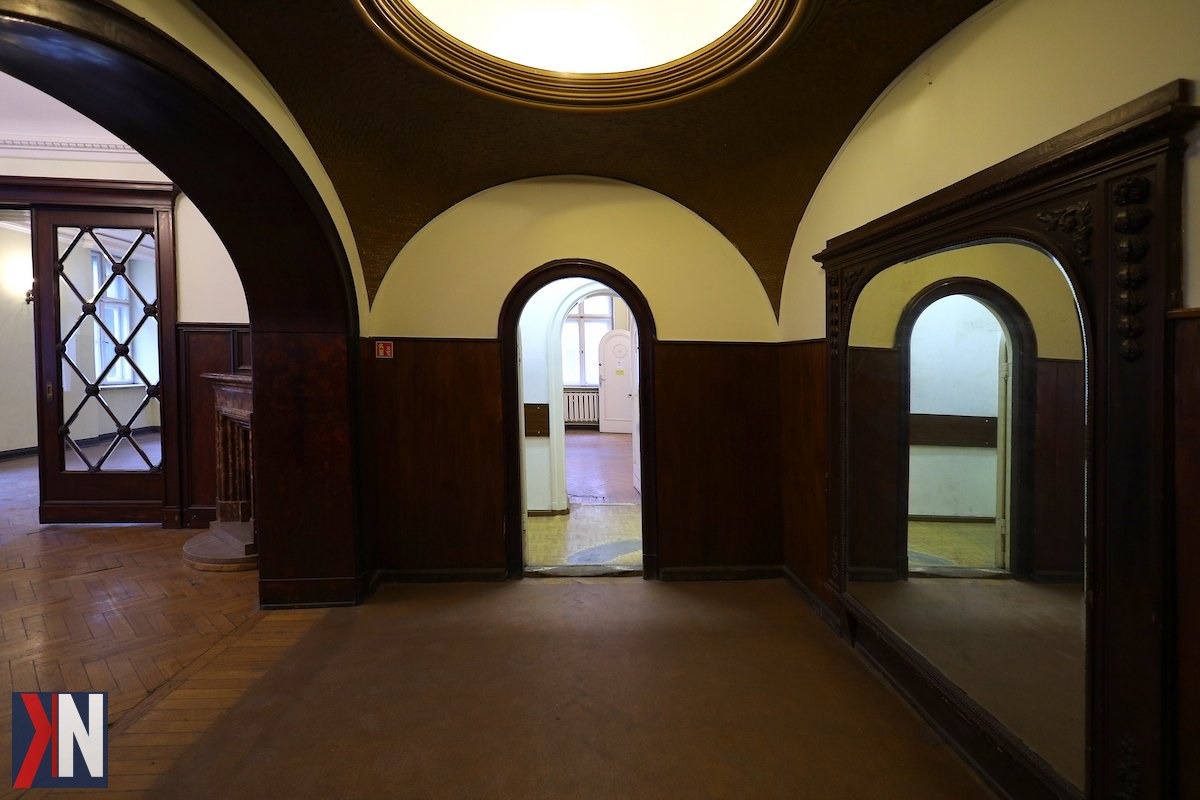 "Kamienica pod Motylem w Łodzi - zabytkowy budynek na sprzedaż przez Uniwersytet Łódzki. Fotografia przedstawia elewację jednej z najbardziej charakterystycznych kamienic w centrum miasta, której nowy właściciel ma szansę przywrócić jej dawny blask."