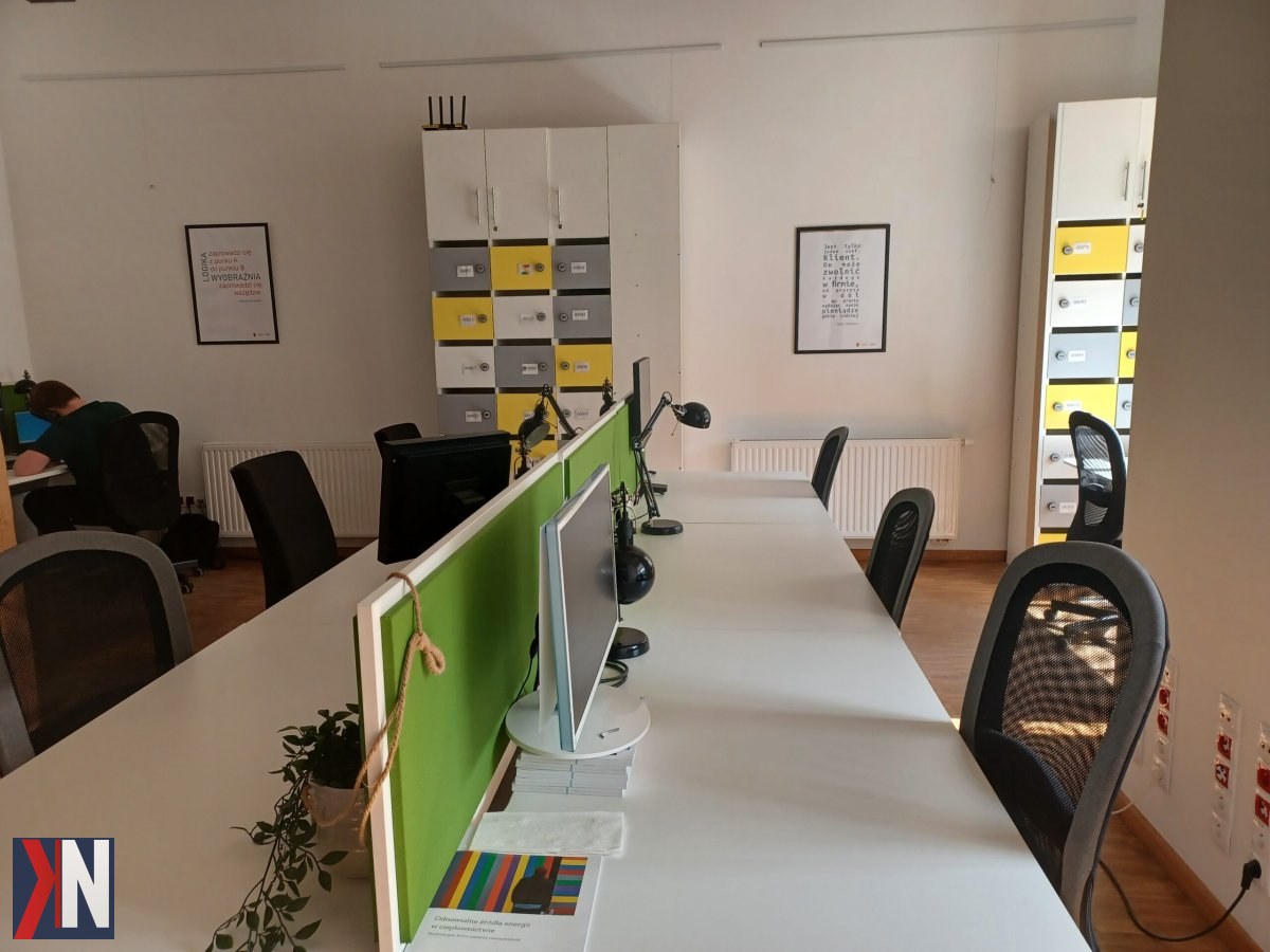 „Wnętrze SkyHUB po ostatnich pracach wykończeniowych - nowoczesne przestrzenie gotowe na przyjęcie przedsiębiorców. Zmiany w wyglądzie wprowadzają nowe możliwości, a przyjazna atmosfera sprzyja kreatywności i współpracy.”