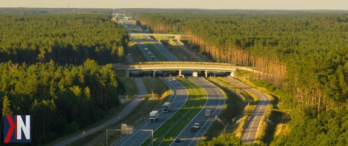 Obwodnica Aglomeracji Warszawskiej, A50, ma na celu odciążenie ruchu w Warszawie i poprawę układu komunikacyjnego w centralnej Polsce. Nowa trasa ma przejąć tranzytowy ruch drogowy, co przyczyni się do zwiększenia efektywności transportu oraz rozwoju Portu Polska i Łodzi.