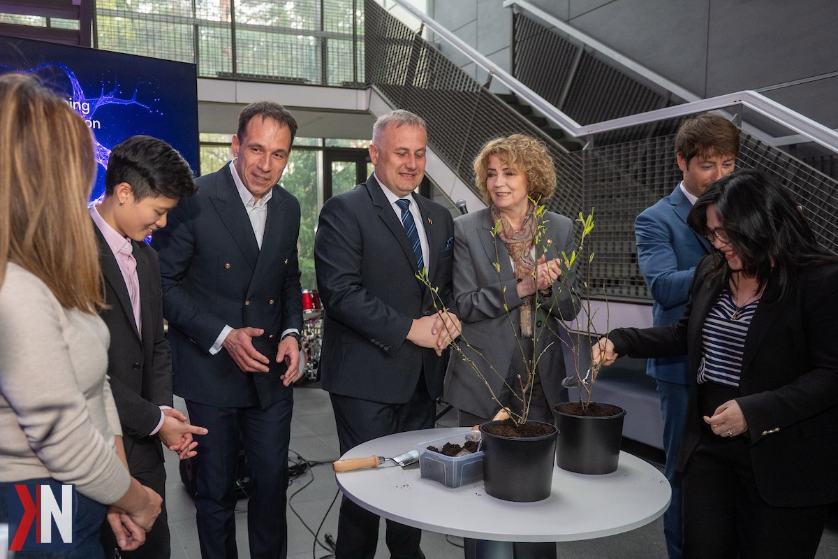 Błąd: We could not parse the JSON body of your request. (HINT: This likely means you aren't using your HTTP library correctly. The OpenAI API expects a JSON payload, but what was sent was not valid JSON. If you have trouble figuring out how to fix this, please contact us through our help center at help.openai.com.) (invalid_request_error)