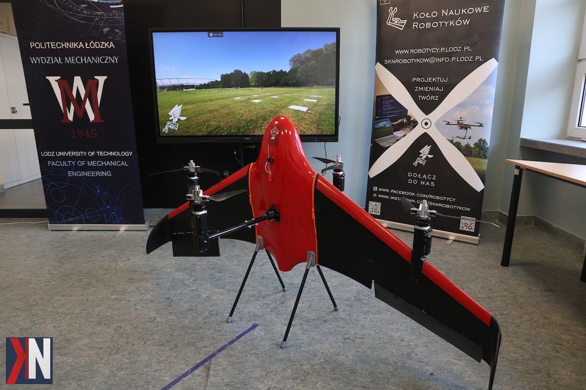 "Studenci z Politechniki Łódzkiej pracują nad innowacyjnym projektem 'łowcy dronów', który może zrewolucjonizować nowoczesną obronność. Zdjęcie przedstawia zaangażowanych młodych naukowców podczas intensywnych badań i rozwijania technologii w laboratoriach."