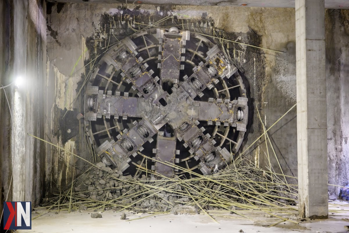 "Zdjęcie przedstawiające tunel pod Łodzią, kluczową inwestycję infrastrukturalną w Polsce. Turecka firma Gülermak ogłasza plany dokończenia tego projektu, co może oznaczać nowe otwarcie dla całej inwestycji. W tle widoczne są maszyny budowlane oraz elementy infrastruktury, symbolizujące nadzieje na rozwiązanie problemów związanych z budową."