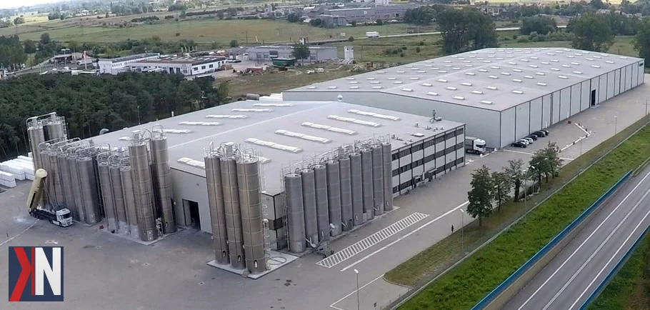 "Zdjęcie przedstawiające zakład Sirmax w Kutnie, wyróżniony certyfikatem Great Place to Work® 2026. Zespół firmy celebruje czwarty rok z rzędu zdobycie tego prestiżowego tytułu, podkreślając atmosferę przyjazną dla pracowników i wyjątkowe warunki pracy."