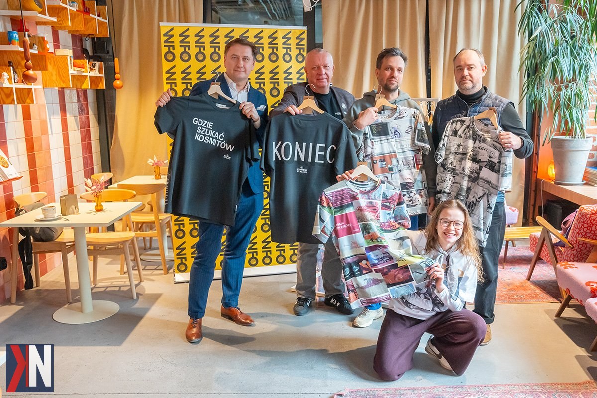 "Zdjęcie przedstawia Macieja Lebiedowicza, współwłaściciela marki odzieżowej i kawiarni „Pan tu nie stał”, w przytulnej atmosferze jego lokalu przy OFF Piotrkowska. W tle widać stylowe wnętrze kawiarni, które zachęca do relaksu i rozmowy. Artykuł przedstawia inspirującą historię zadowolenia w kontekście rozmowy z Maćkiem, który dzieli się swoimi doświadczeniami związanymi z prowadzeniem marki."