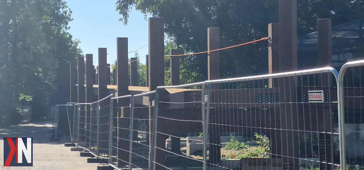 Zdjęcie przedstawia nową restaurację 'Trzy metry nad ziemią', która powstanie w łódzkim ZOO, obok popularnego Orientarium. W tle widać urokliwe otoczenie ZOO oraz radosnych odwiedzających, co podkreśla rekordowy sezon wakacyjny, w którym ogród zoologiczny przyciągnął około 330 tys. gości.