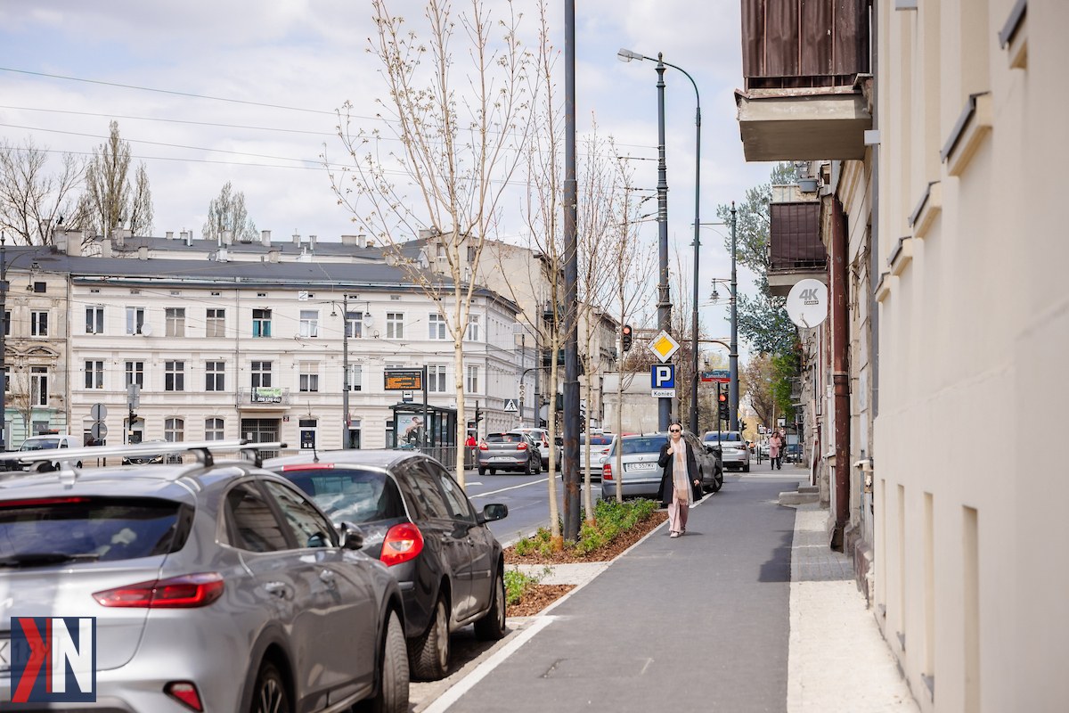 "Ulica Żeromskiego po remoncie - nowoczesne chodniki bez aut, uporządkowane miejsca parkingowe i zwiększona ilość zieleni. Zmiany na lepsze, inspirowane europejskimi standardami, przyciągają uwagę mieszkańców i poprawiają komfort podróżowania komunikacją miejską."