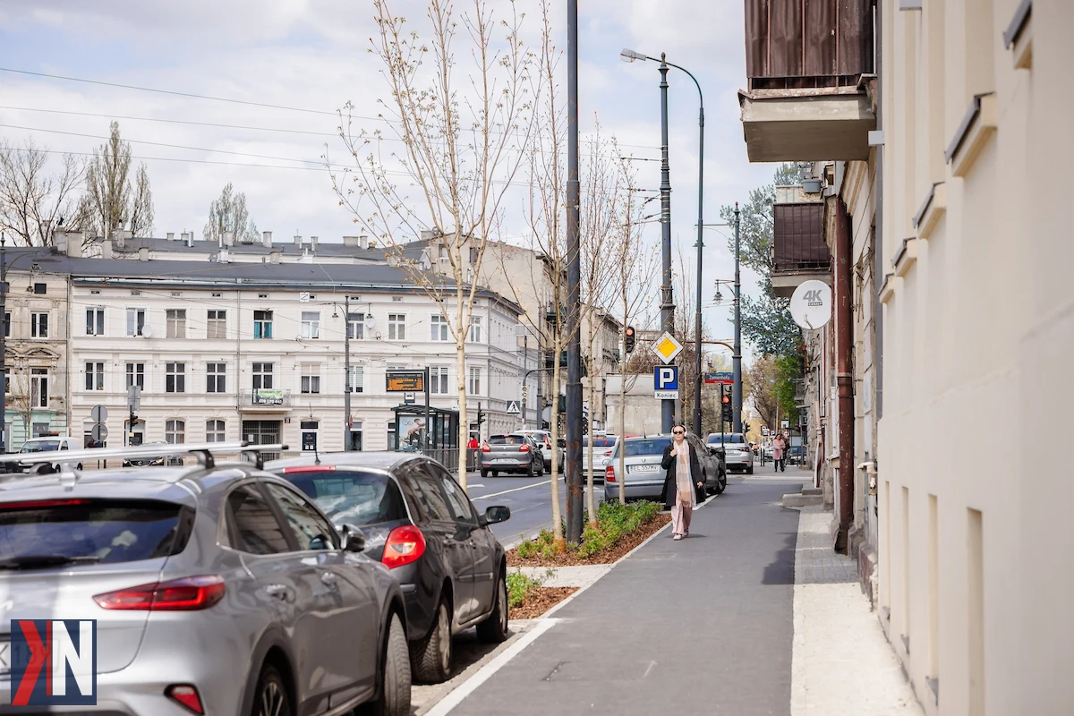 "Ulica Żeromskiego po remoncie - nowoczesne chodniki bez aut, uporządkowane miejsca parkingowe i zwiększona ilość zieleni. Zmiany na lepsze, inspirowane europejskimi standardami, przyciągają uwagę mieszkańców i poprawiają komfort podróżowania komunikacją miejską."