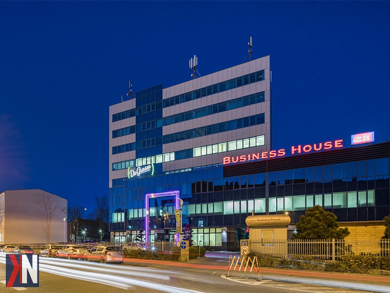 "OHP w Łodzi przenosi swoją siedzibę do nowoczesnego biura w kompleksie Business House, wynajmując 750 mkw. przestrzeni biurowej, co podkreśla rozwój instytucji i jej zaangażowanie w lokalną współpracę."