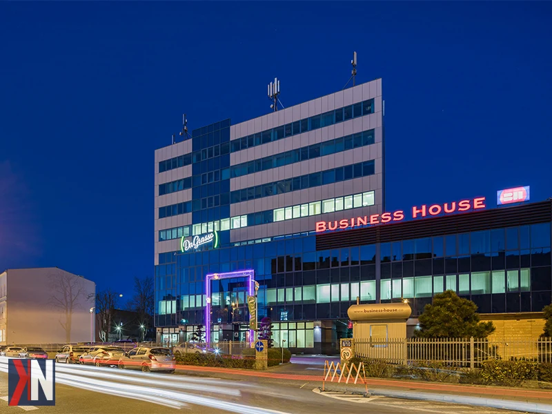 "OHP w Łodzi przenosi swoją siedzibę do nowoczesnego biura w kompleksie Business House, wynajmując 750 mkw. przestrzeni biurowej, co podkreśla rozwój instytucji i jej zaangażowanie w lokalną współpracę."