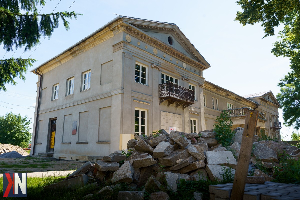 "Zniszczony pałac Taczanowskich w Rudzie pod Wieluniem, obecnie w trakcie renowacji, z przepięknymi detalami architektonicznymi. Zdjęcie ilustruje wyjątkową historię tego miejsca, które zyskuje drugie życie jako atrakcyjny cel wakacyjnych podróży."
