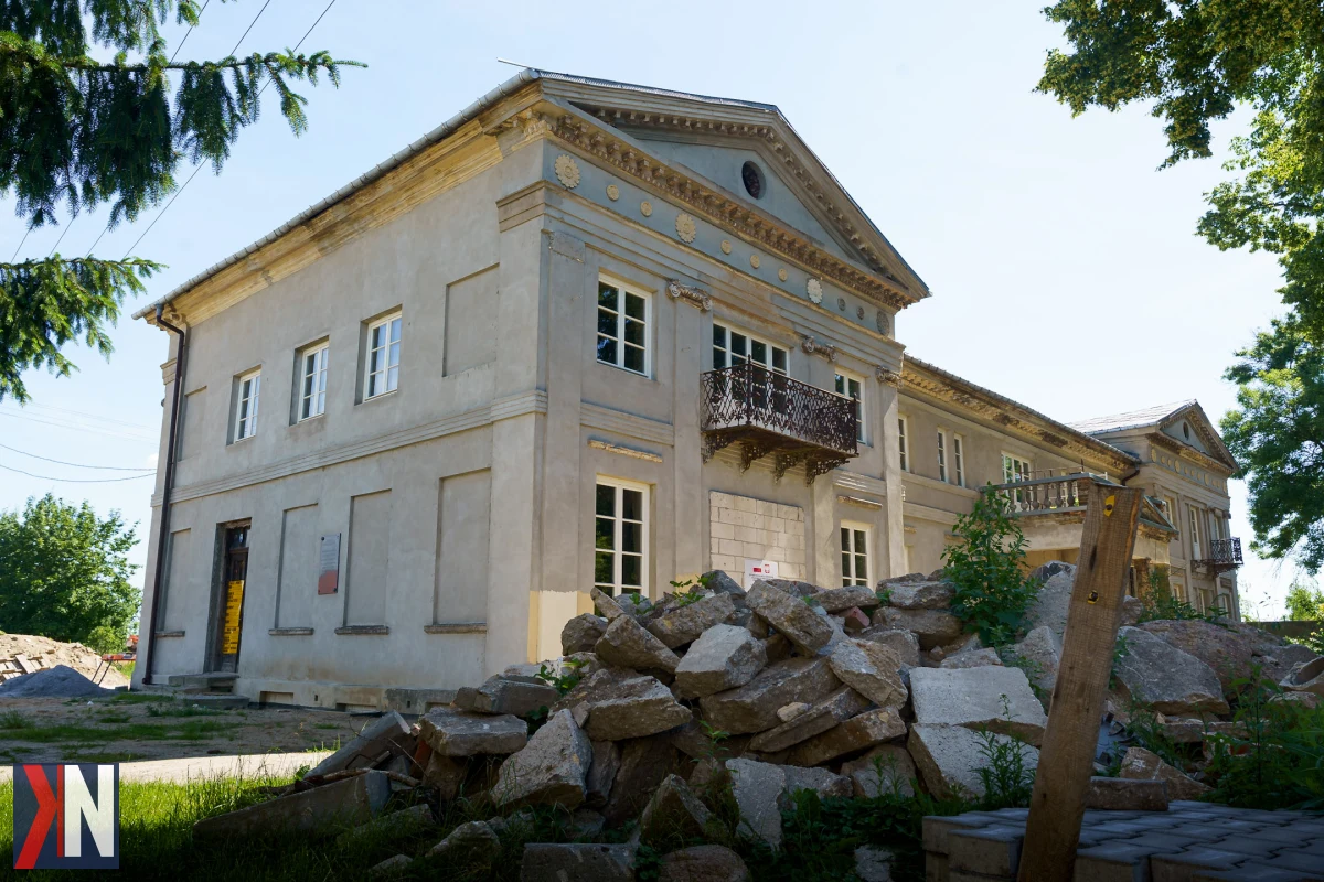 "Zniszczony pałac Taczanowskich w Rudzie pod Wieluniem, obecnie w trakcie renowacji, z przepięknymi detalami architektonicznymi. Zdjęcie ilustruje wyjątkową historię tego miejsca, które zyskuje drugie życie jako atrakcyjny cel wakacyjnych podróży."