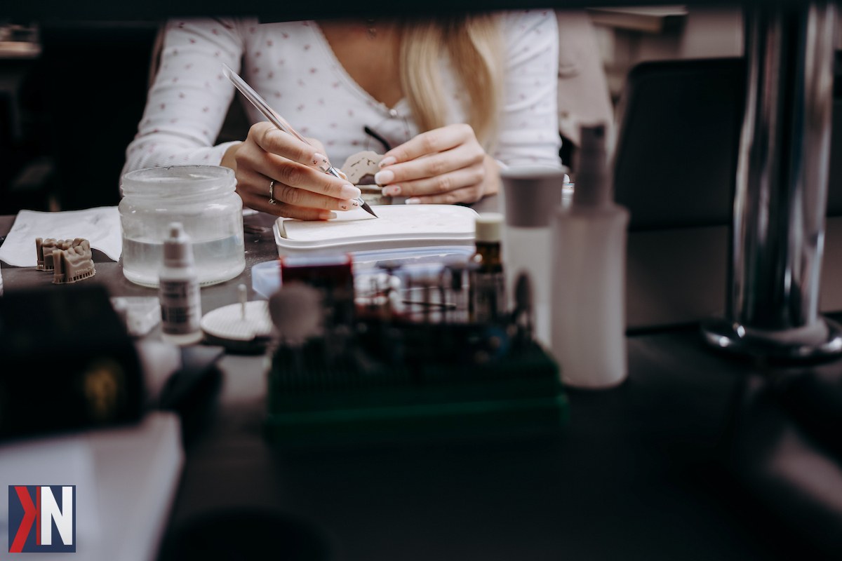 "Nowe miejsca pracy w Łodzi - Scan_lab rozwija laboratorium protetyki cyfrowej i poszukuje utalentowanych pracowników. Obrazek przedstawia nowoczesne wnętrze laboratorium z nowymi technologiami oraz zespołem specjalistów pracujących nad innowacyjnymi rozwiązaniami w dziedzinie protetyki."