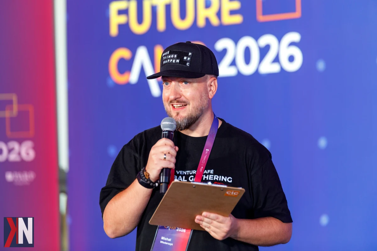 Mike Wlodarczyk, ekspert od startupów, wygłasza prelekcję podczas wydarzenia 'Łódzkie Industry 4.0 – Synergia Przyszłości' w SkyHubie w Łodzi, poruszając temat wykluczenia AI i przyszłości technologii.