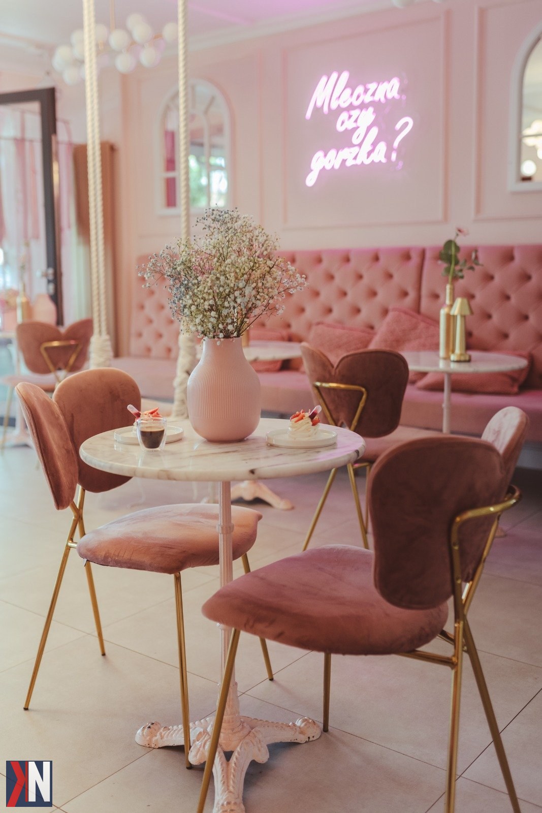 "Uroczy Miś Uszatek w słodkiej formie jako deser w pracowni Cocoar w Łodzi. Charakteryzuje się klapniętym uszkiem i spokojnym spojrzeniem, uchwycony w perfekcyjnych detalach, stanowiący nową odsłonę kultowej postaci z Łodzi Filmowej."