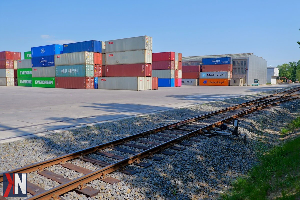 Rozbudowa terminala intermodalnego iHub Centrostal w Łodzi, kosztująca ponad 13 mln zł, umożliwia obsługę składów o długości do 750 metrów, wzmacniając pozycję Łodzi jako kluczowego centrum logistycznego.