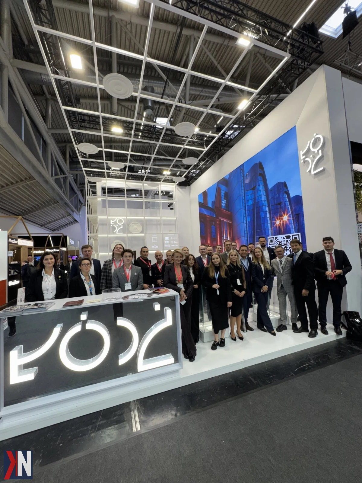 Zdjęcie przedstawia stoisko Łodzi na EXPO REAL 2026 w Monachium, gdzie miasto zaprezentowało innowacyjne projekty inwestycyjne, takie jak EC-2, Nowa Tkalnia oraz rozwój Nowego Centrum Łodzi. Lśniące wizualizacje nowych terenów mieszkalnych, projektów mixed-use i logistyki przyciągają uwagę potencjalnych inwestorów i kapitału, ukazując dynamiczny rozwój Łodzi jako centrum biznesowego.