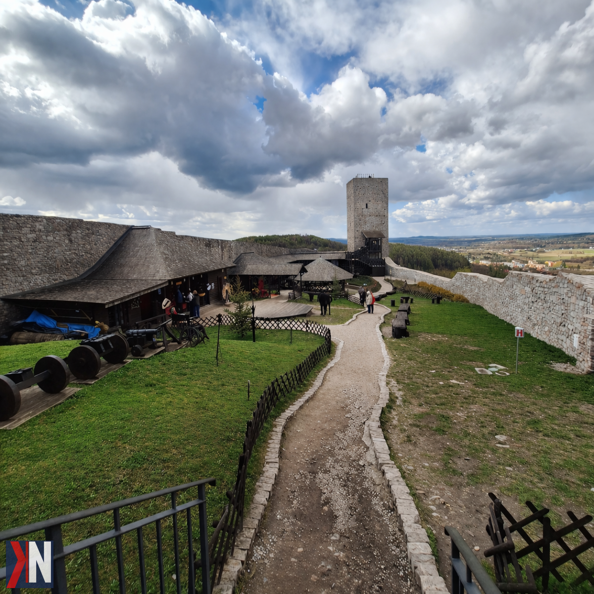 "Rodzinny wyjazd do Chęcin na wiosenną wycieczkę w poniedziałek wielkanocny - piękne tereny, urokliwe widoki i chwile radości po świętach, idealne na regenerację po świątecznym przejedzeniu."