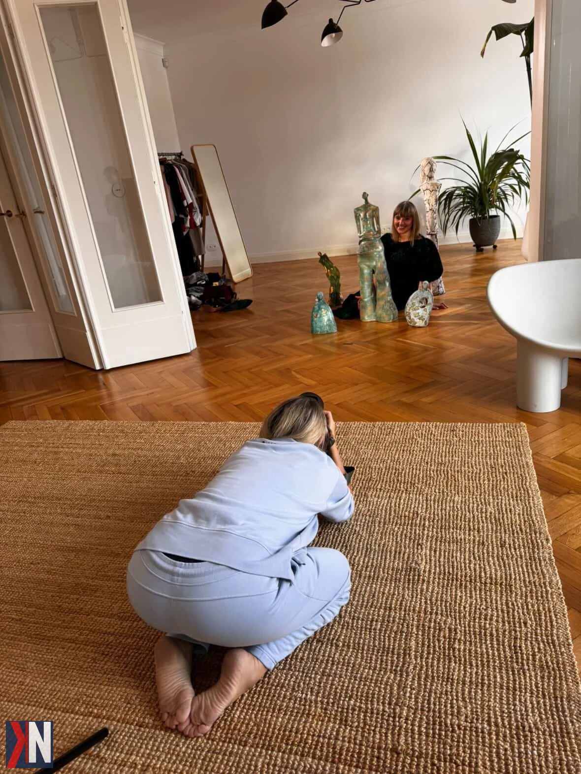 "Zdjęcie przedstawia przytulne wnętrze kawiarni Costa w Manufakturze w Łodzi, z wysokimi sufitami i surową cegłą, idealne do spotkań. Fotografka kobiecych dusz nawiązuje kontakt z klientką w inspirującej atmosferze, sprzyjającej twórczej wymianie myśli."