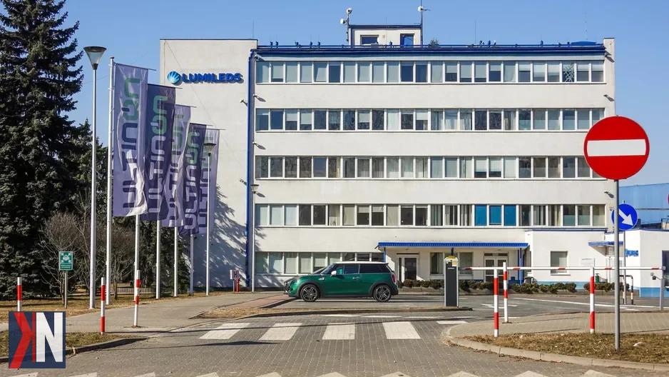 Pracownicy pabianickiej 'Żarówki' z niepewną przyszłością po ogłoszeniu zamknięcia zakładu. Targi pracy organizowane przez PUP mają na celu wsparcie 474 osób, które stracą zatrudnienie i od miesięcy borykają się z brakiem wynagrodzenia.