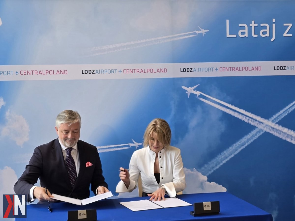 "Port Polska i lotnisko w Łodzi nawiązały współpracę w celu rozwoju transportu lotniczego w Polsce Centralnej - zdjęcie przedstawia przedstawicieli spółek podczas podpisania listu intencyjnego."