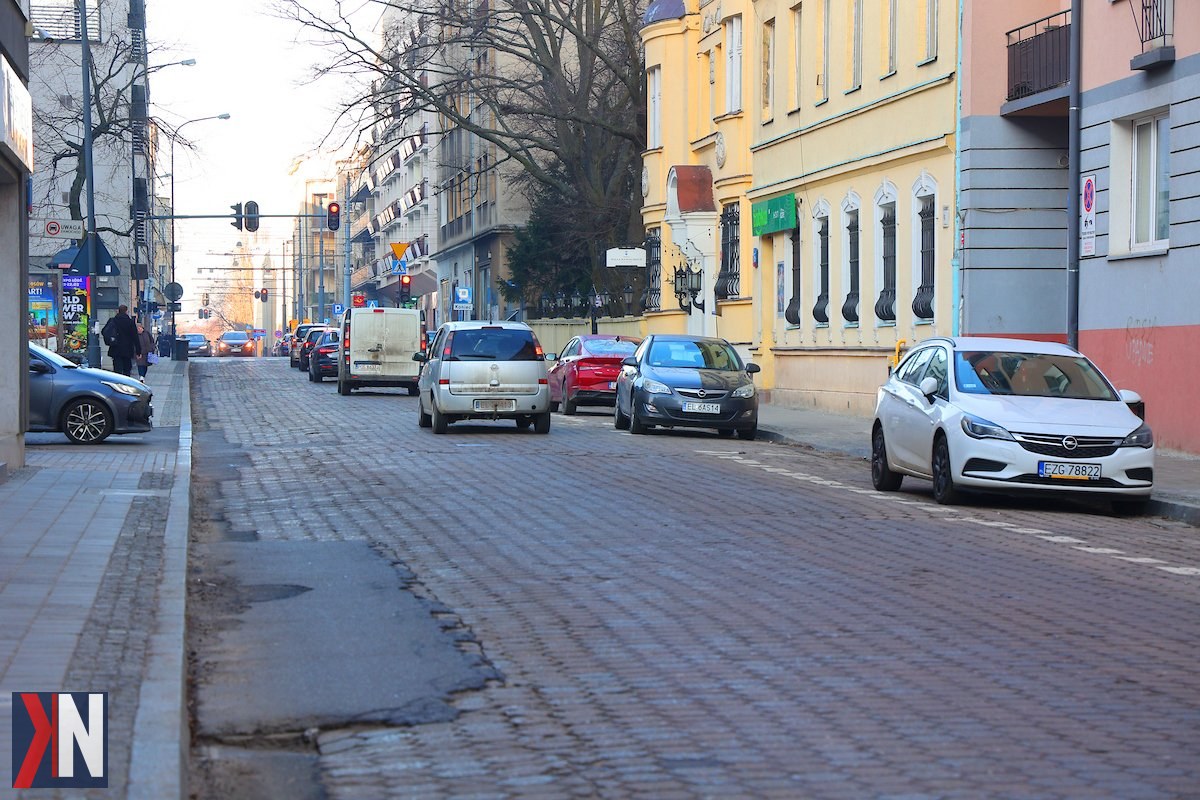 "Zdjęcie przedstawia drogę Wigury, na której trwają prace remontowe. Wiosna to czas poprawy warunków atmosferycznych, a drogowcy intensyfikują prace budowlane. W artykule omówione są nadchodzące utrudnienia dla kierowców związane z remontem. Przygotuj się na zmiany na drogach!"