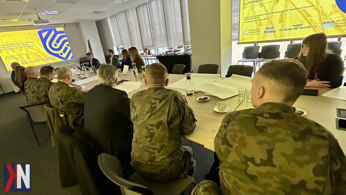 "Port Polska prowadzi rozmowy z wojskiem na temat rozwoju sieci kolejowej, podkreślając znaczenie infrastruktury kolejowej w kontekście kryzysu oraz inwestycji. Zdjęcie przedstawia trzecią rundę konsultacji między Port Polska a PKP Polskie Linie Kolejowe."