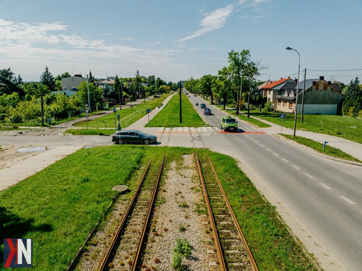 "Zdjęcie przedstawiające tramwaj na ulicy Warszawskiej w Łodzi, symbolizujące zbliżający się powrót linii tramwajowej ‘trójka’ na Marysin i Rogi. W tle widać nowoczesne przystanki i otoczenie, co podkreśla zmiany w infrastrukturze transportowej miasta."
