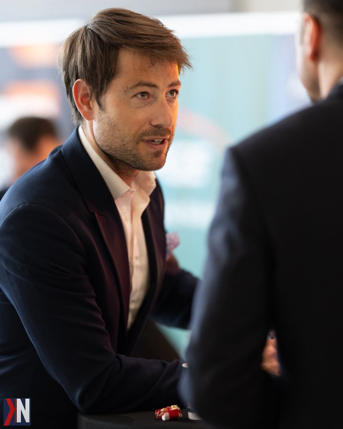 "Prezydent Łodzi Hanna Zdanowska na Kongresie KDP, ogłaszająca, że 'Port Polska będzie lotniskiem Łodzi'. W tle widać symboliczne oznaki rozwoju transportu lotniczego w regionie."